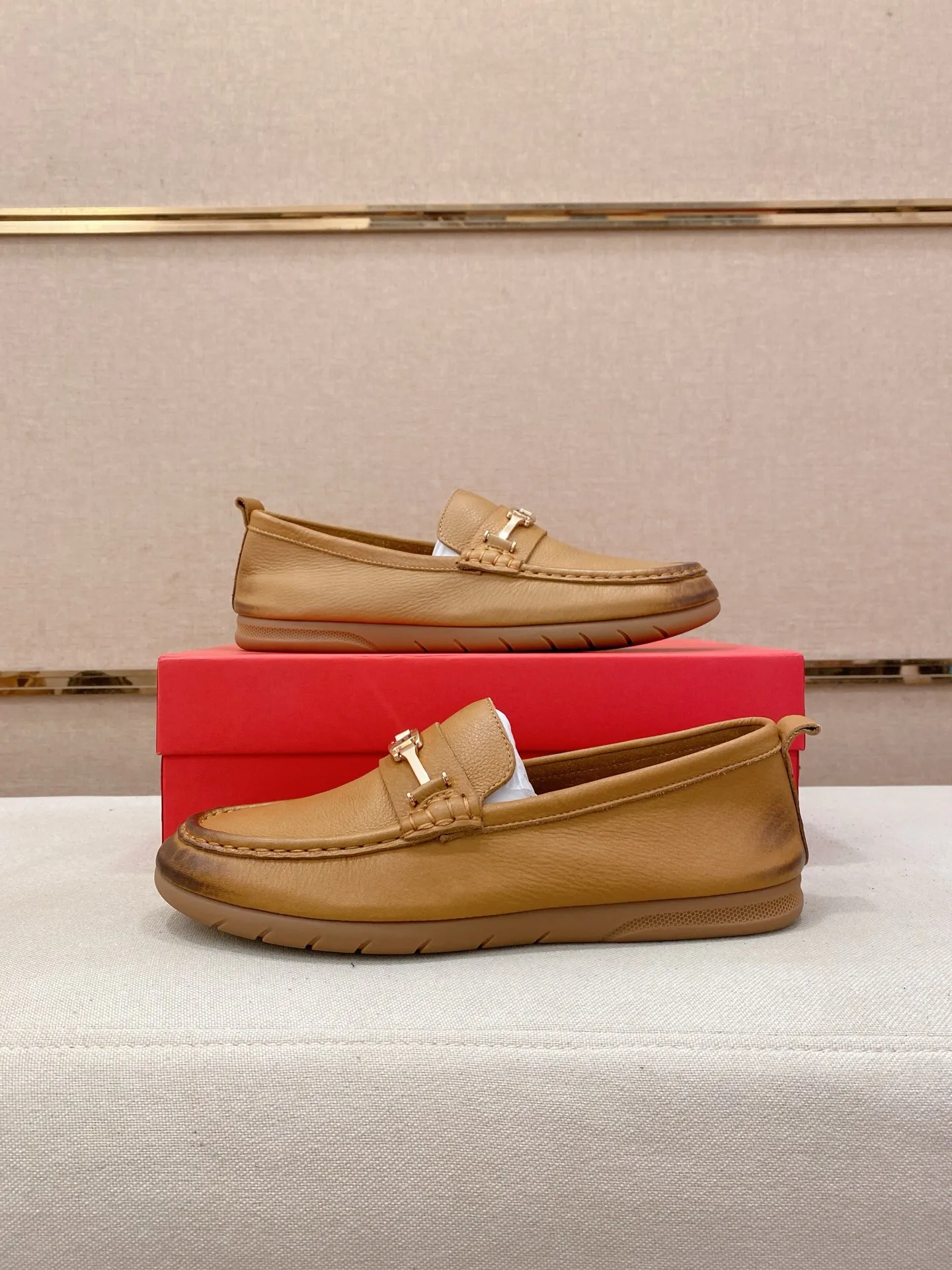 Factory price 500💰 Original Ferragamo men's shoes! The world's top brands...Luxury quality...//Fashion and high-end footwear 👍💪🏻...give you a low-key luxury comfort experience👍. The upper is made of pure Italian imported original cowhide and sweat-absorbent sheepskin lining. It is comfortable and breathable, high-end and classy... luxurious and noble!! .. OEM factory shipment [Hug] stall.. Original board. Welcome to taste..38--44.